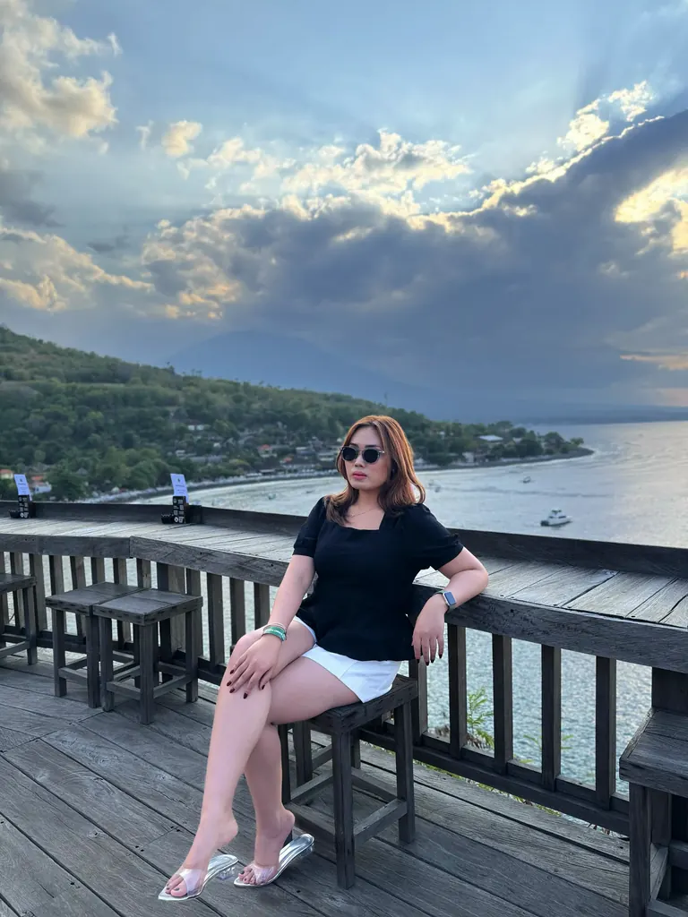 Duduk di dek menghadap teluk.