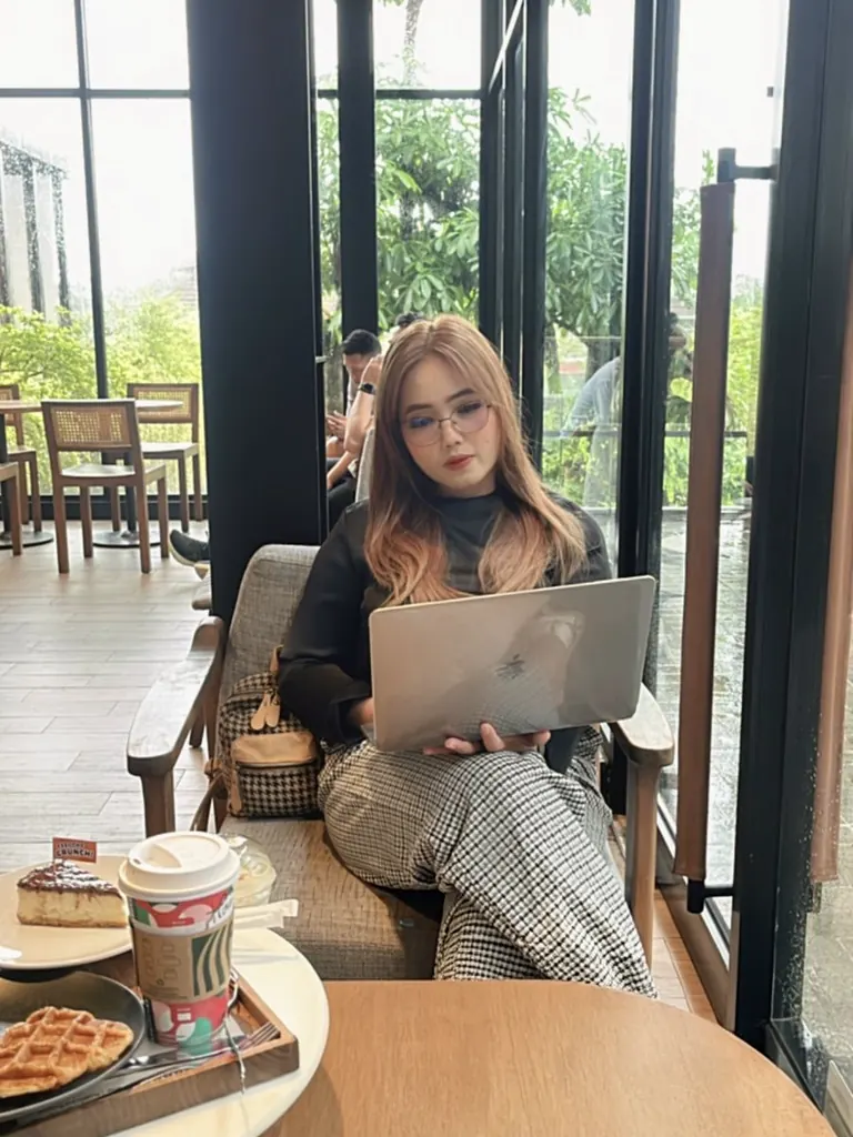 Bekerja dengan laptop di kafe.