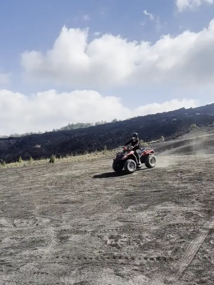 Mengendarai ATV di jalur tanah.