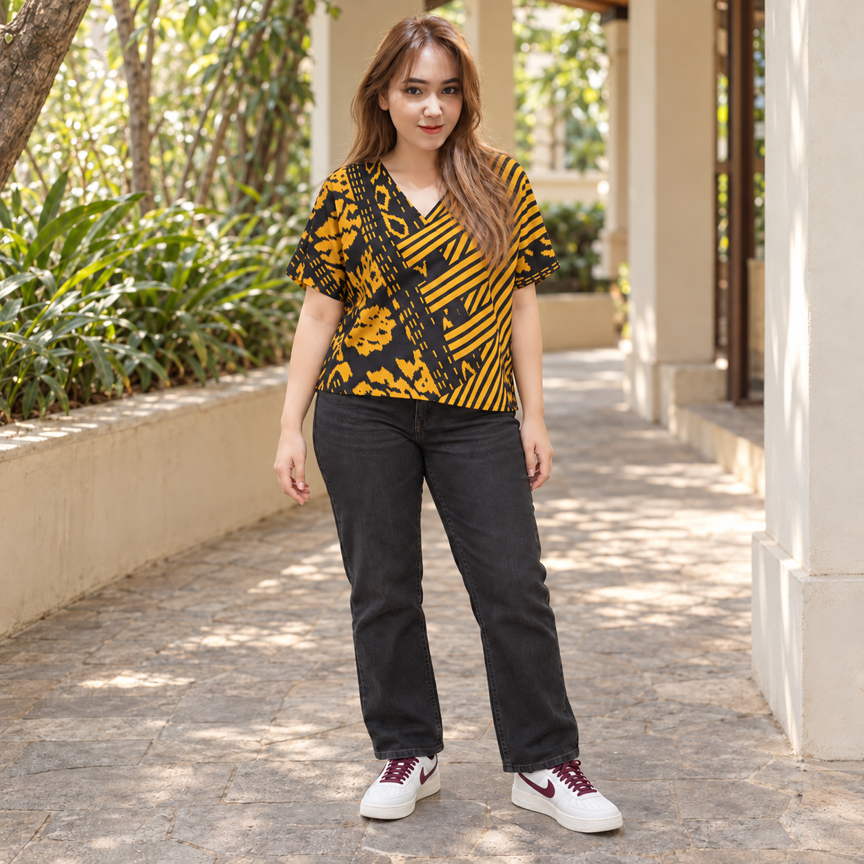 Blus V motif mustard dan hitam