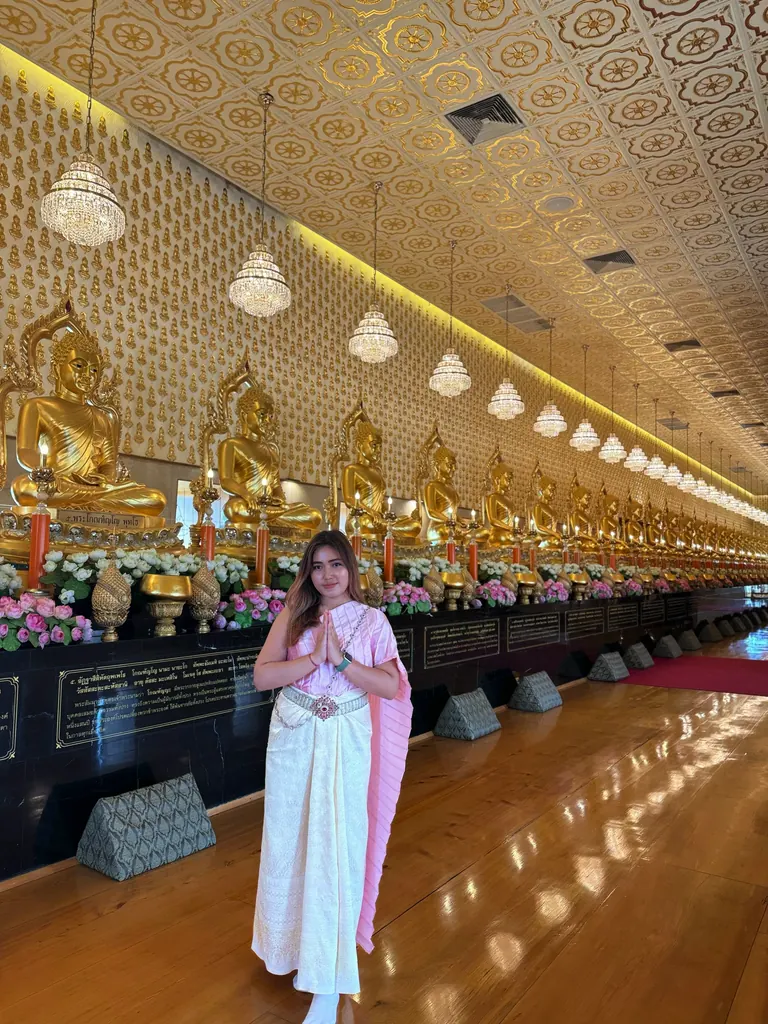 Potret di aula dengan deretan patung Buddha.