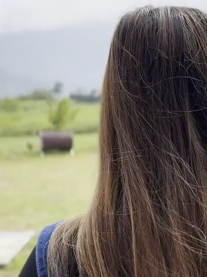 Potret rambut dengan latar taman.